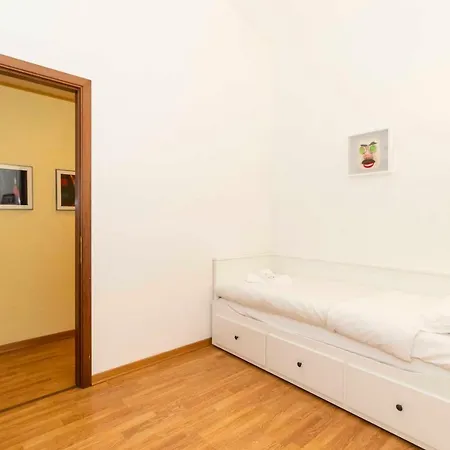 Porta Nuova & San Salvario Roomy Flat Daire *