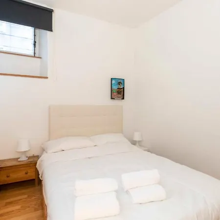 Daire Porta Nuova & San Salvario Roomy Flat Torino